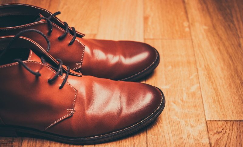 How to remove creases from leather shoes?